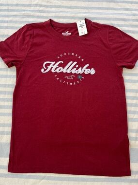 Hollister Women's Short Sleeve Burgundy Tee - Size Small